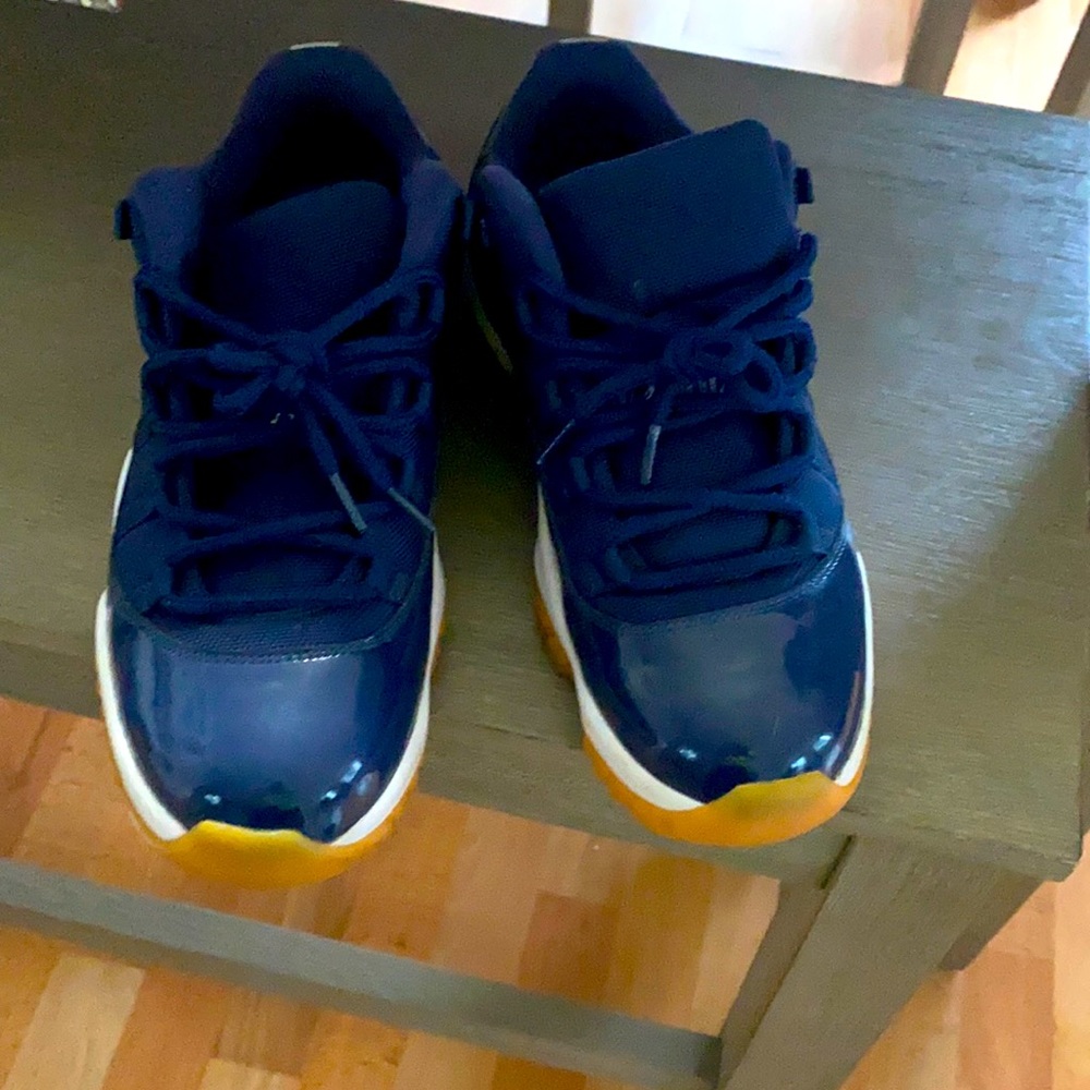 Low cut Jordan's really good condition
